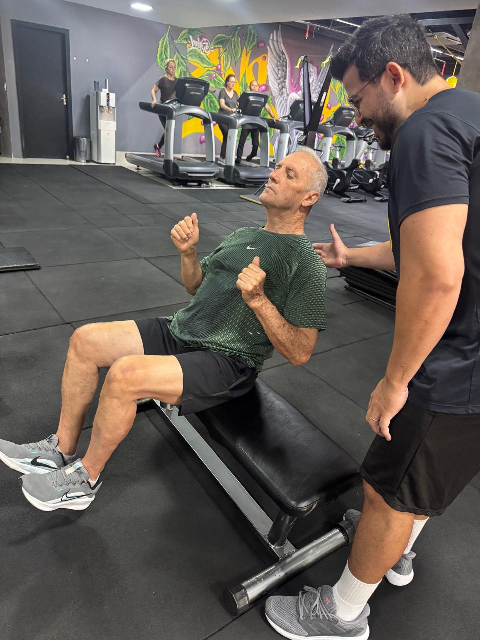 Aluno treinando com orientação próxima de um professor